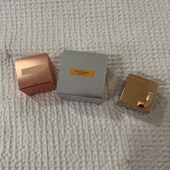 Jaclyn Cosmetics Loose Highlighter and Under Eye Powder - Picture 3 of 4